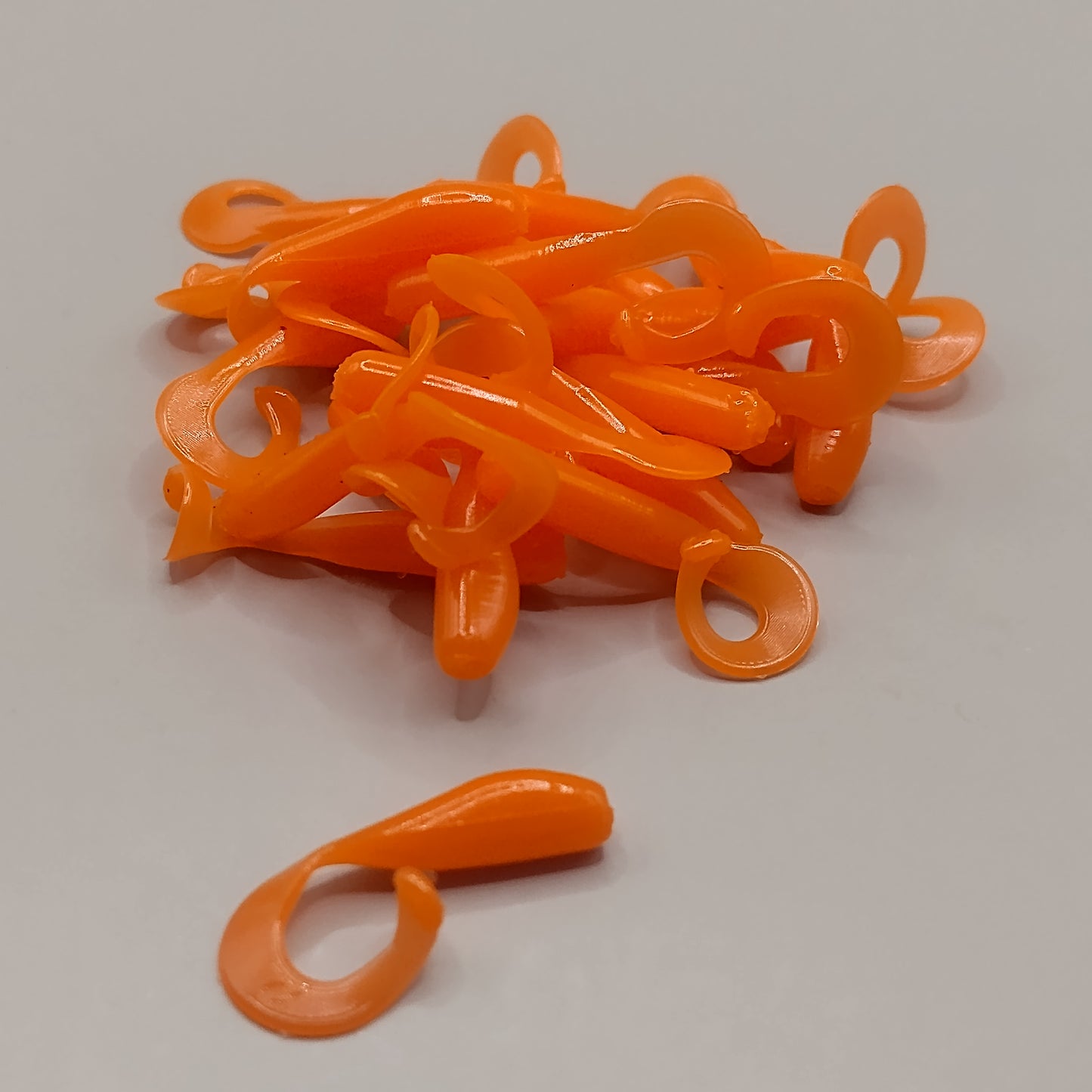 25mm curly tail Qty 5