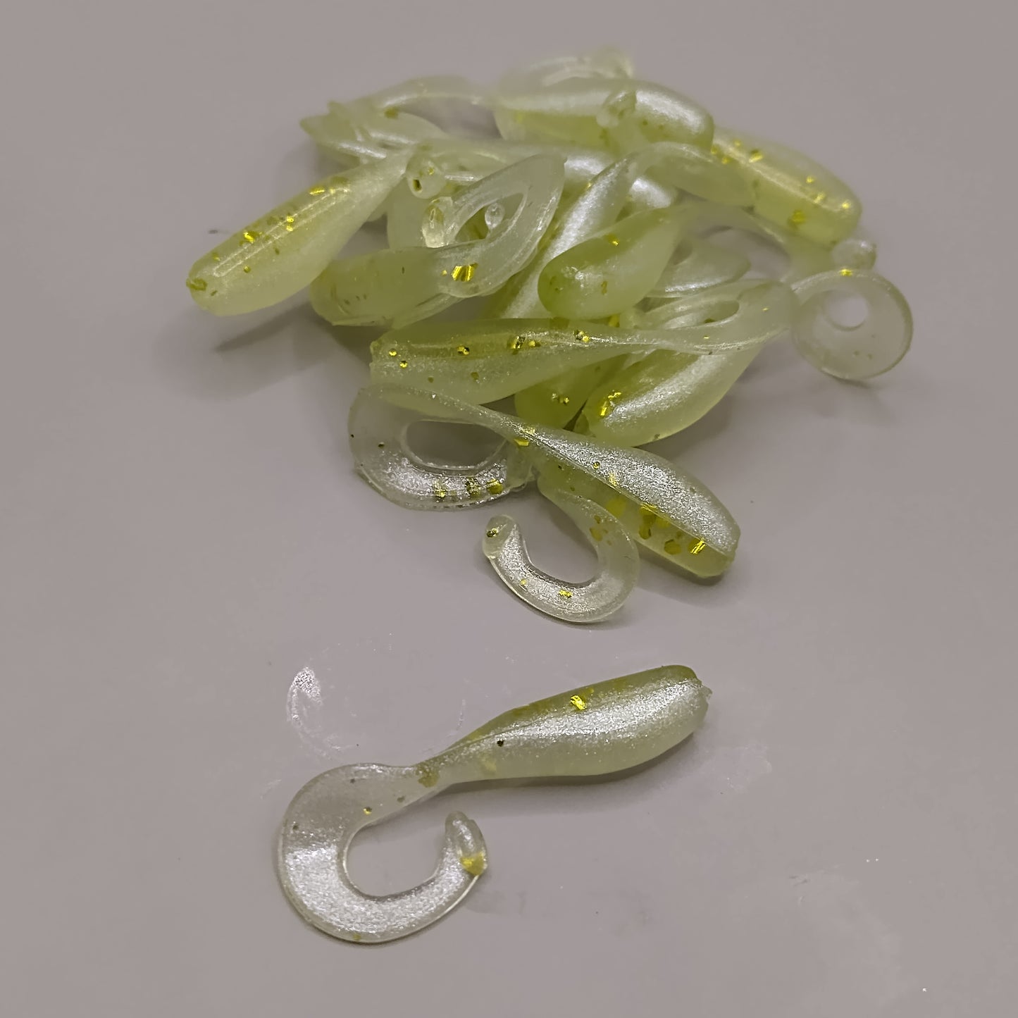 25mm curly tail Qty 5